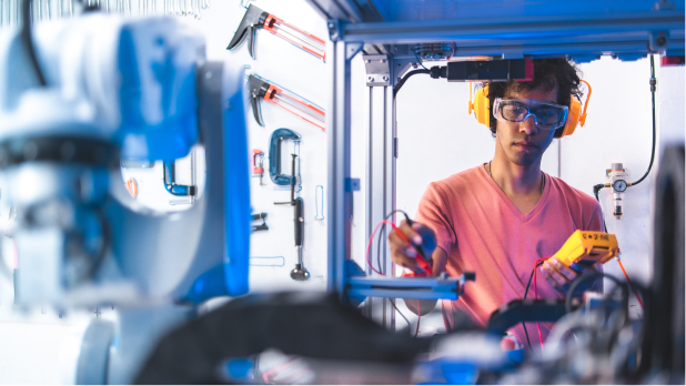 Ingenieur entretenant le bras d'un robot dans un laboratoire de recherche de haute technologie dote d'un equipement moderne.